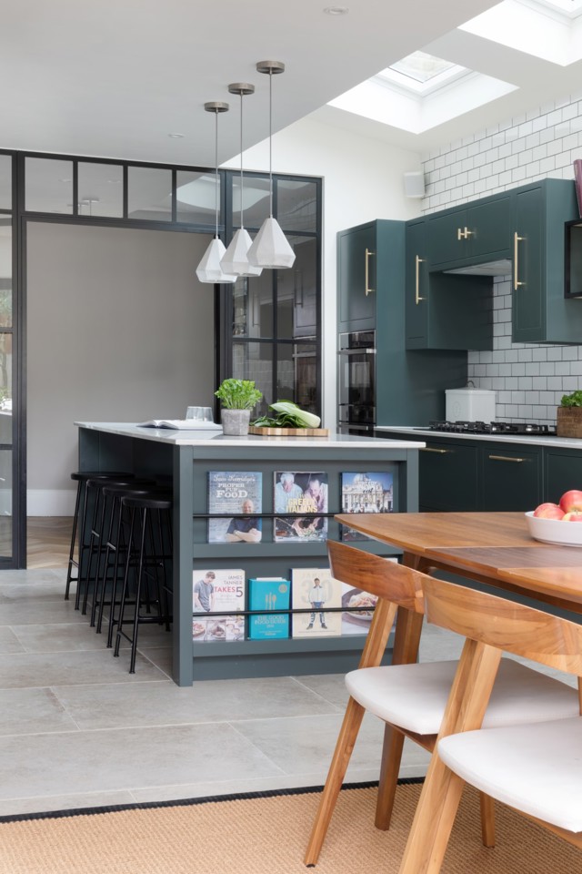 Our framed Slab door takes on a dramatic yet refined look for the Evans family, in this beautifully bright, open London kitchen-diner. 