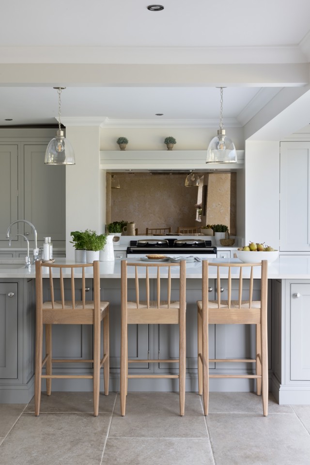 Delicate Dove Grey was the hero colour for this open plan 1909 kitchen in North Yorkshire. Designed by one of our independent premium partners, Wilson Drummond, the single-toned scheme creates a calming aesthetic to complement the elegant frame detailing of our Ovolo door.
