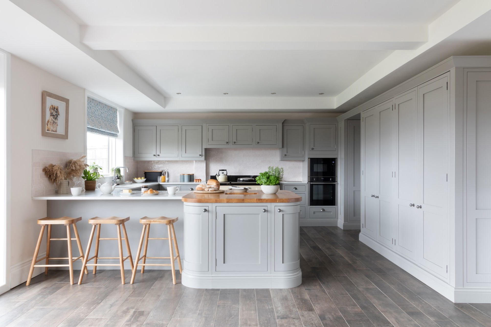 Ruth and Robbie's Curved Shaker Kitchen in Putty