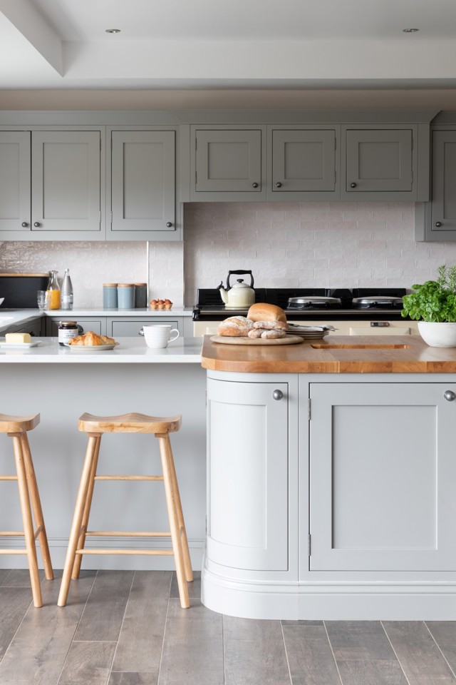 The refined charm of our classic Shaker style in Putty stole the hearts of Ruth and Robbie as they planned their open-plan kitchen design in Newcastle, to balance family life and entertaining.