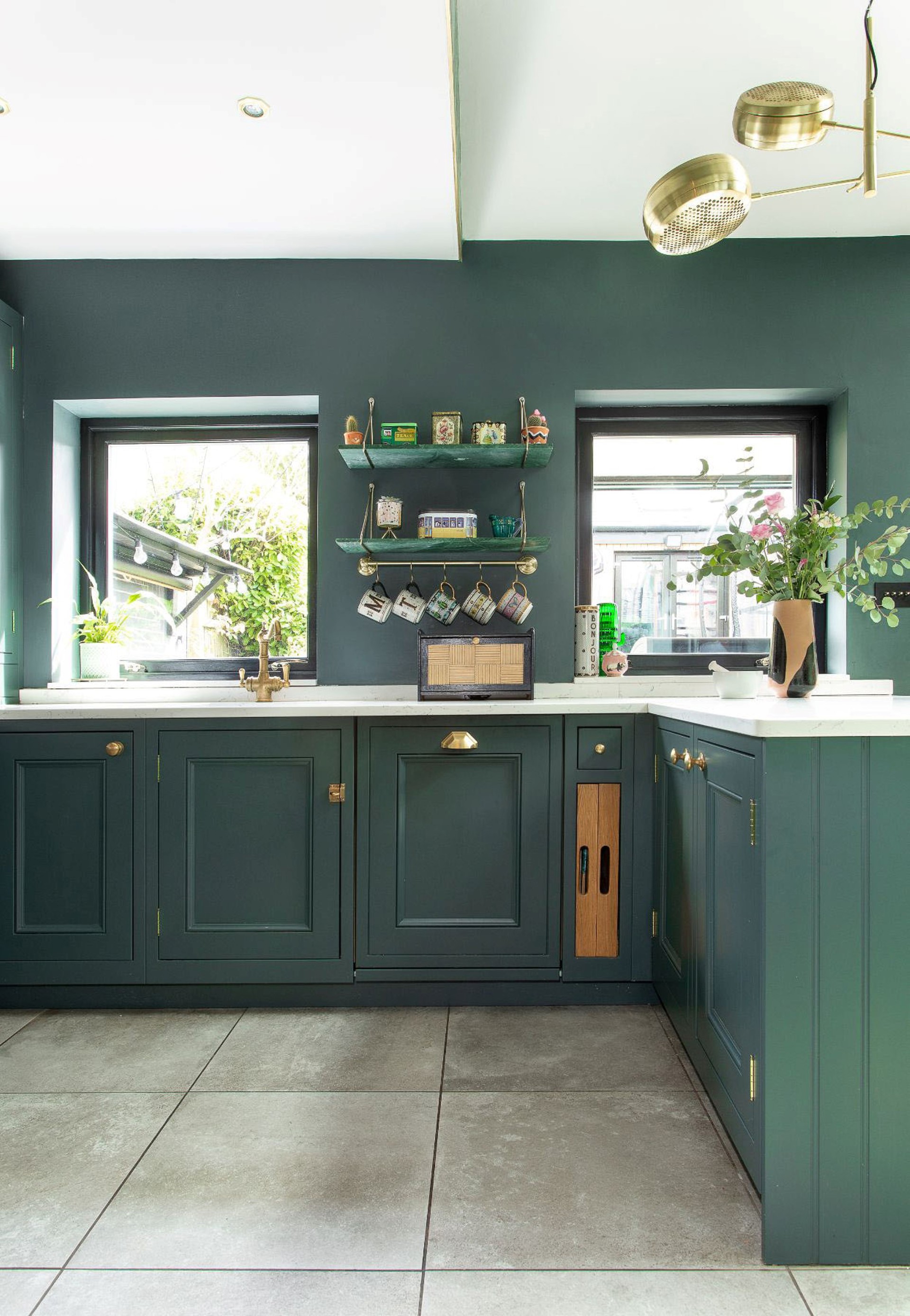 Tamara & Martin's Retro Copse Green Half Pencil & Scalloped Kitchen