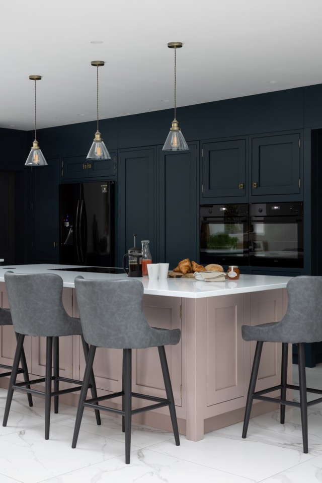 This bright, family kitchen in Northumberland demonstrates the timeless versatility of our Shaker door, allowing it to work equally well when paired with a fun, contemporary colour palette; seen here in Hartforth Blue and Dry Rose.