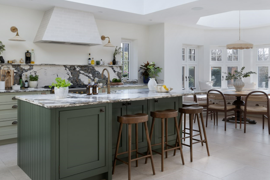 1909 Ovolo in Sage, Regents Green & Porcelain