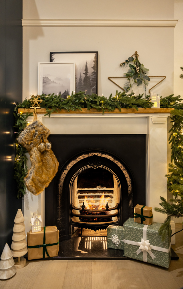 How to Decorate your Mantlepiece for Christmas